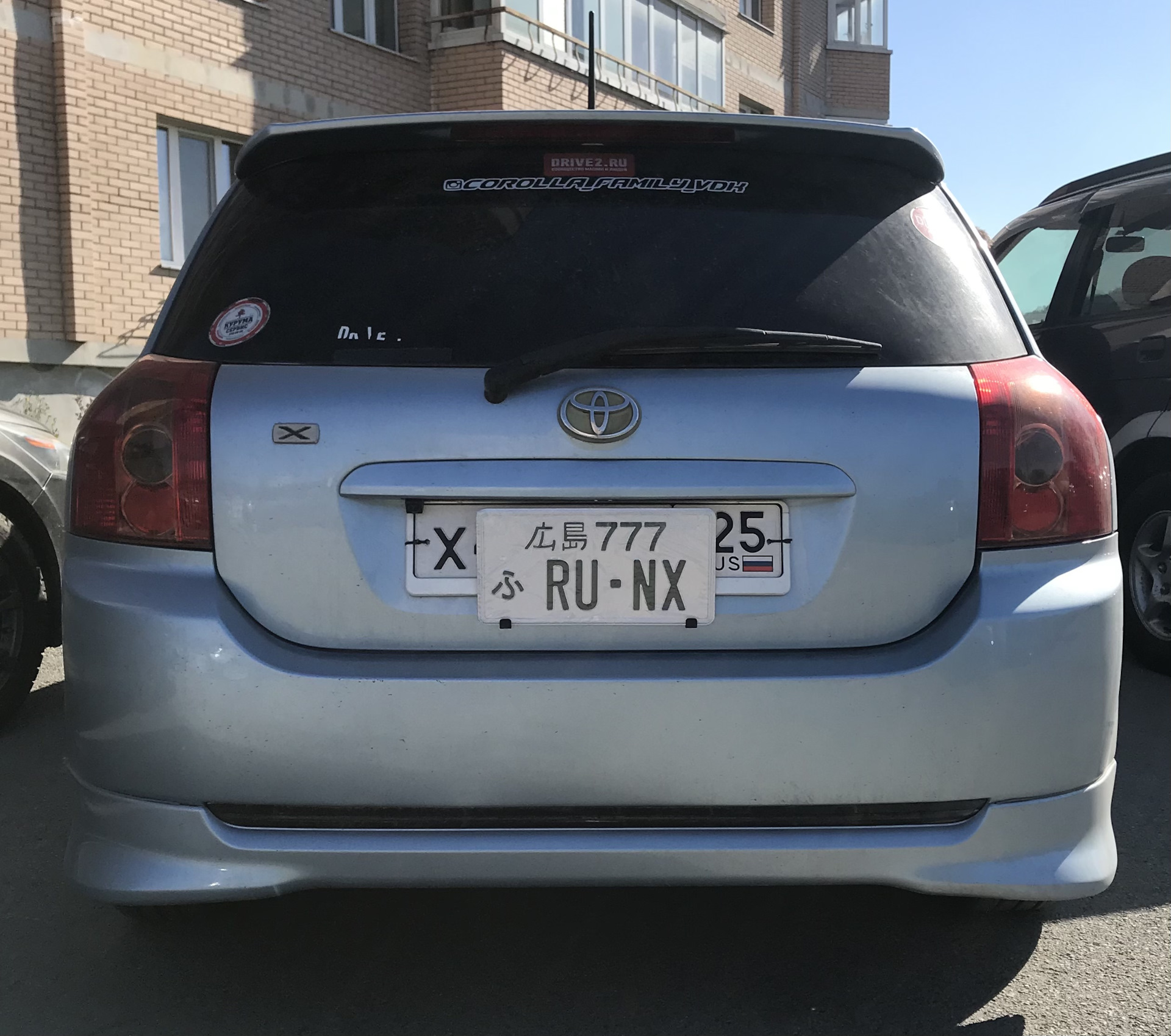 Машина тойота номер машина. Квадратные номера на Toyota Corolla Runx. Тойота Королла 150 японские номера. Ранкс квадратные номера.