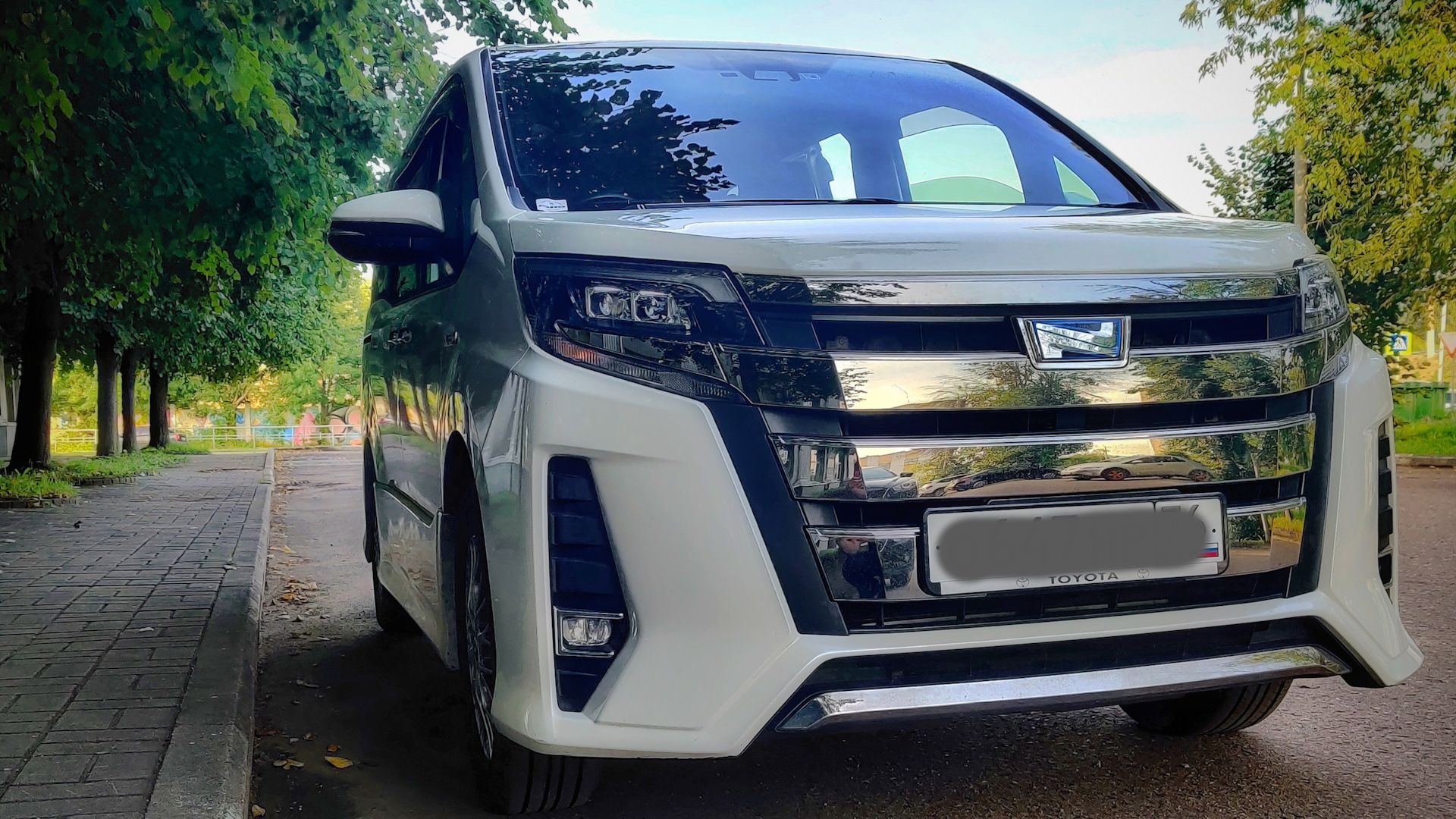 Toyota Noah (3G) 1.8 гибридный 2018 | Нюша - белый Сай (SI) на DRIVE2