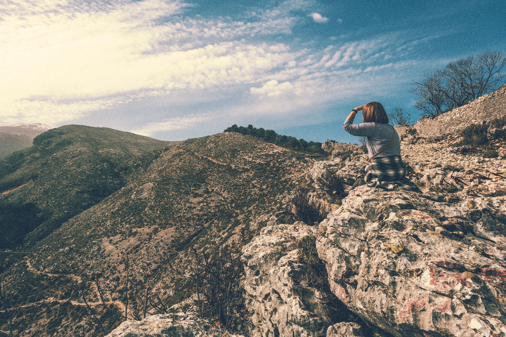Человек на вершине. Человек поднимается в гору. Бежит по лестнице. Карьерная лестница. Человек на вершине горы.
