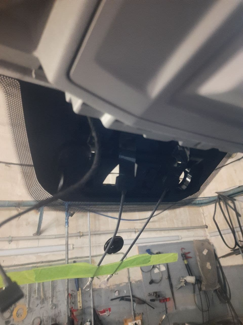 Замена ветрового стекла:камера ассистентов DLA, датчик света и дождя ...