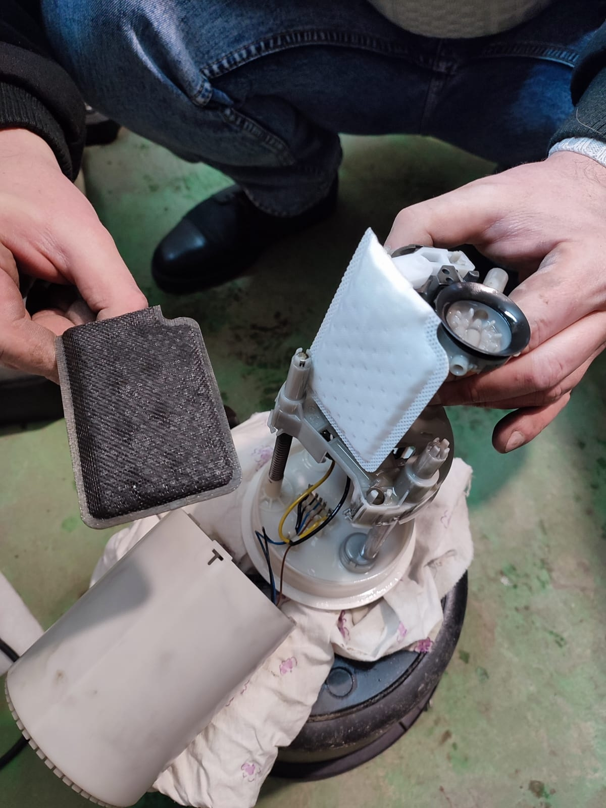 Замена фильтра в баке — Volkswagen Polo Sedan, 1,6 л, 2016 года ...