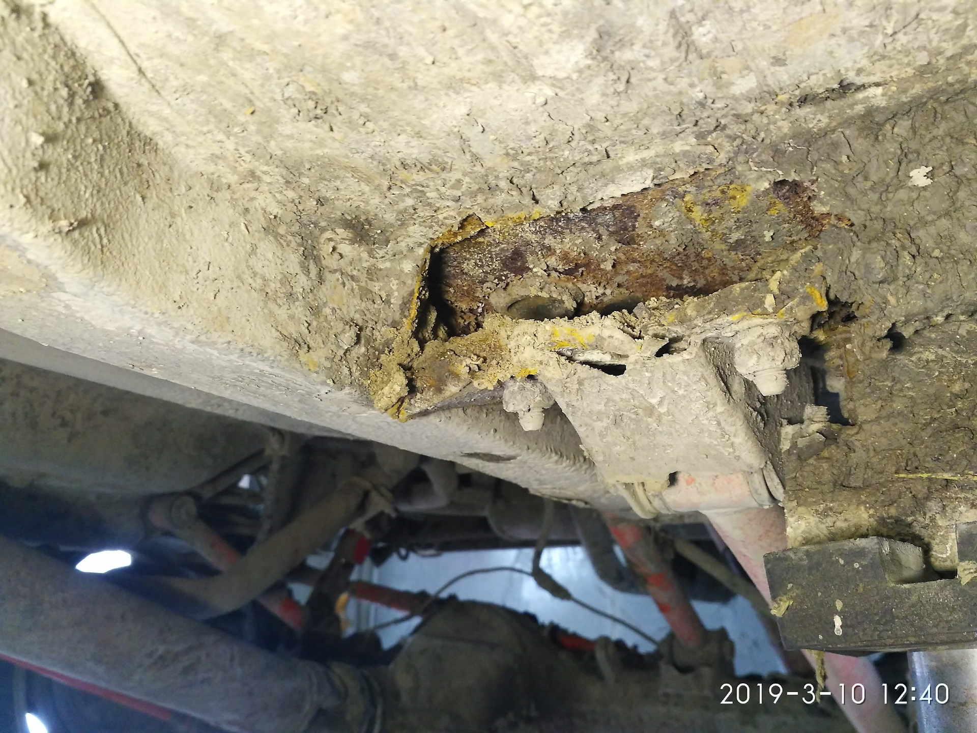 Оторвало реактивную тягу. Оторвало реактивную тягу. Ремонт площадки реактивной тяги нива. Сгнил кронштейн продольной тяги нива 21213. Кронштейн крепления продольной тяги ваз 2107.