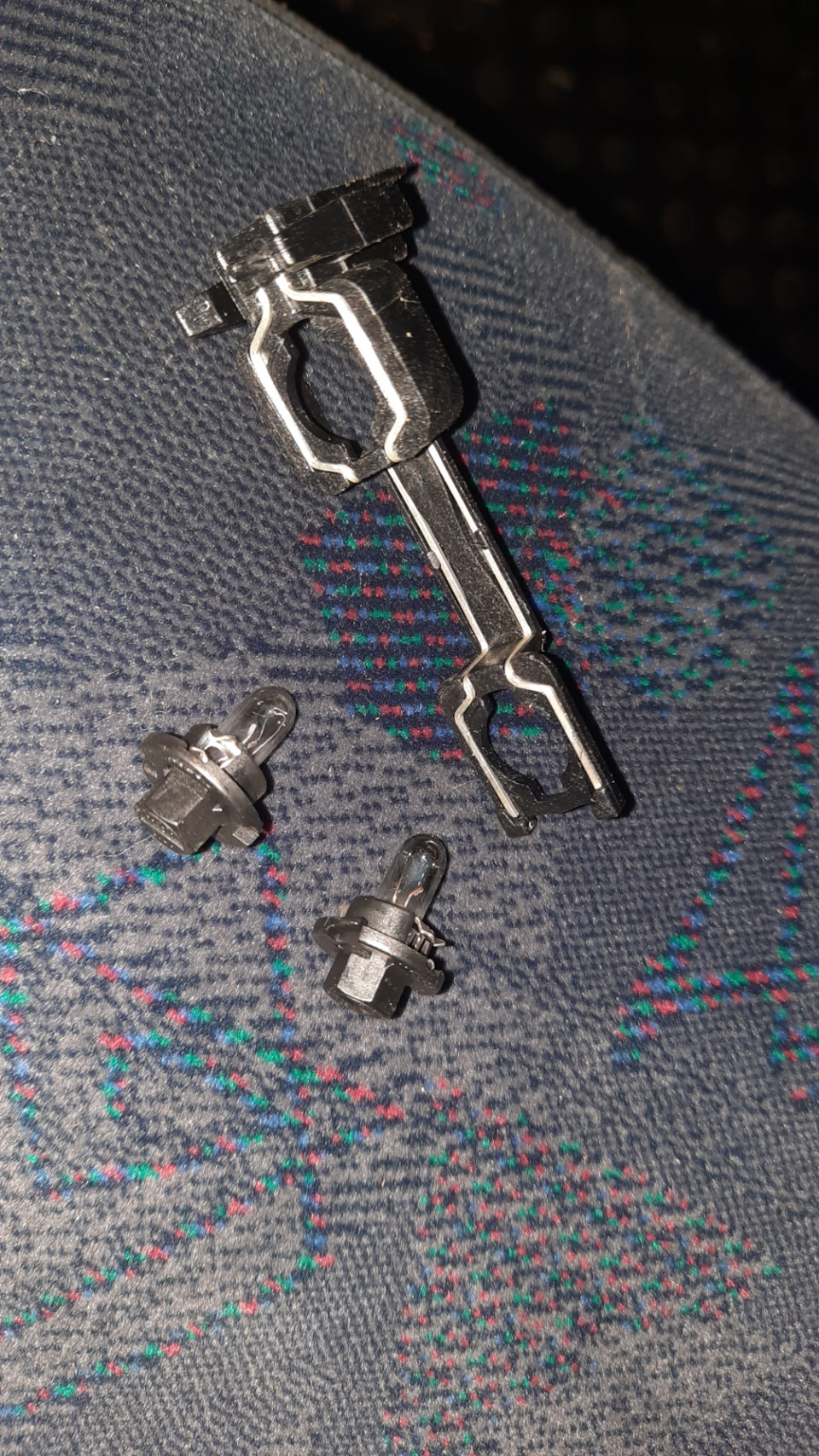 Замена лампочек в фарах и в подсветке салона — Citroen Xantia, 2 л ...