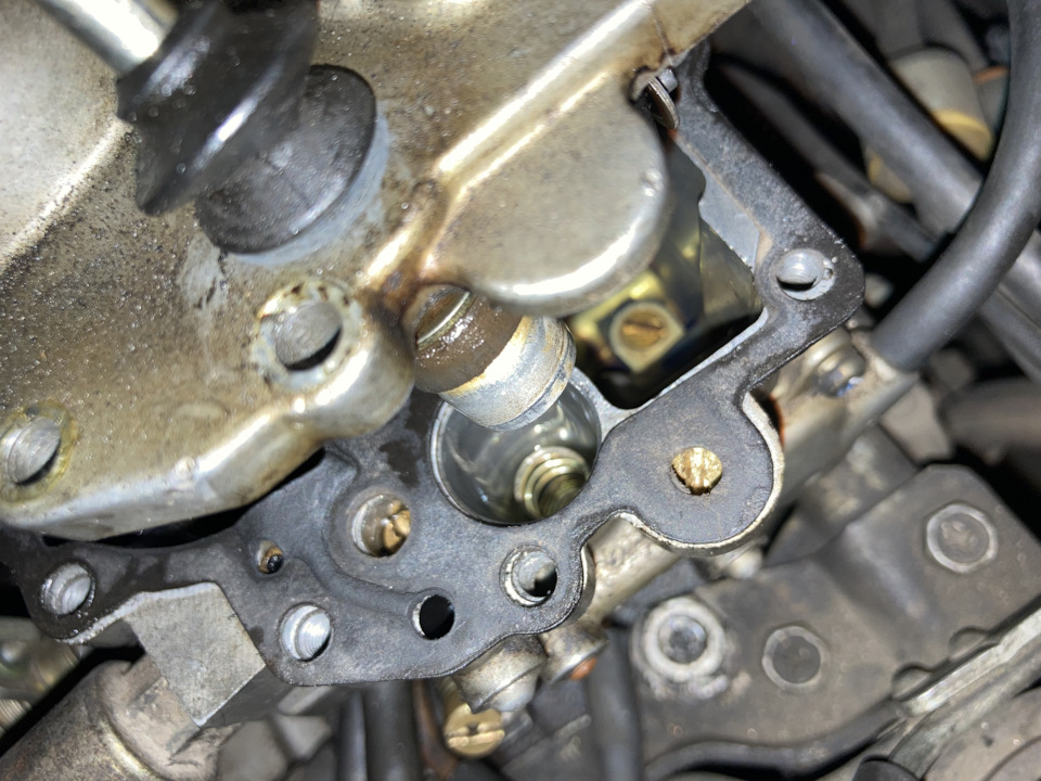 Переливает бензин в карбюраторе — Toyota Corona (T140), 1,5 л, 1983 ...