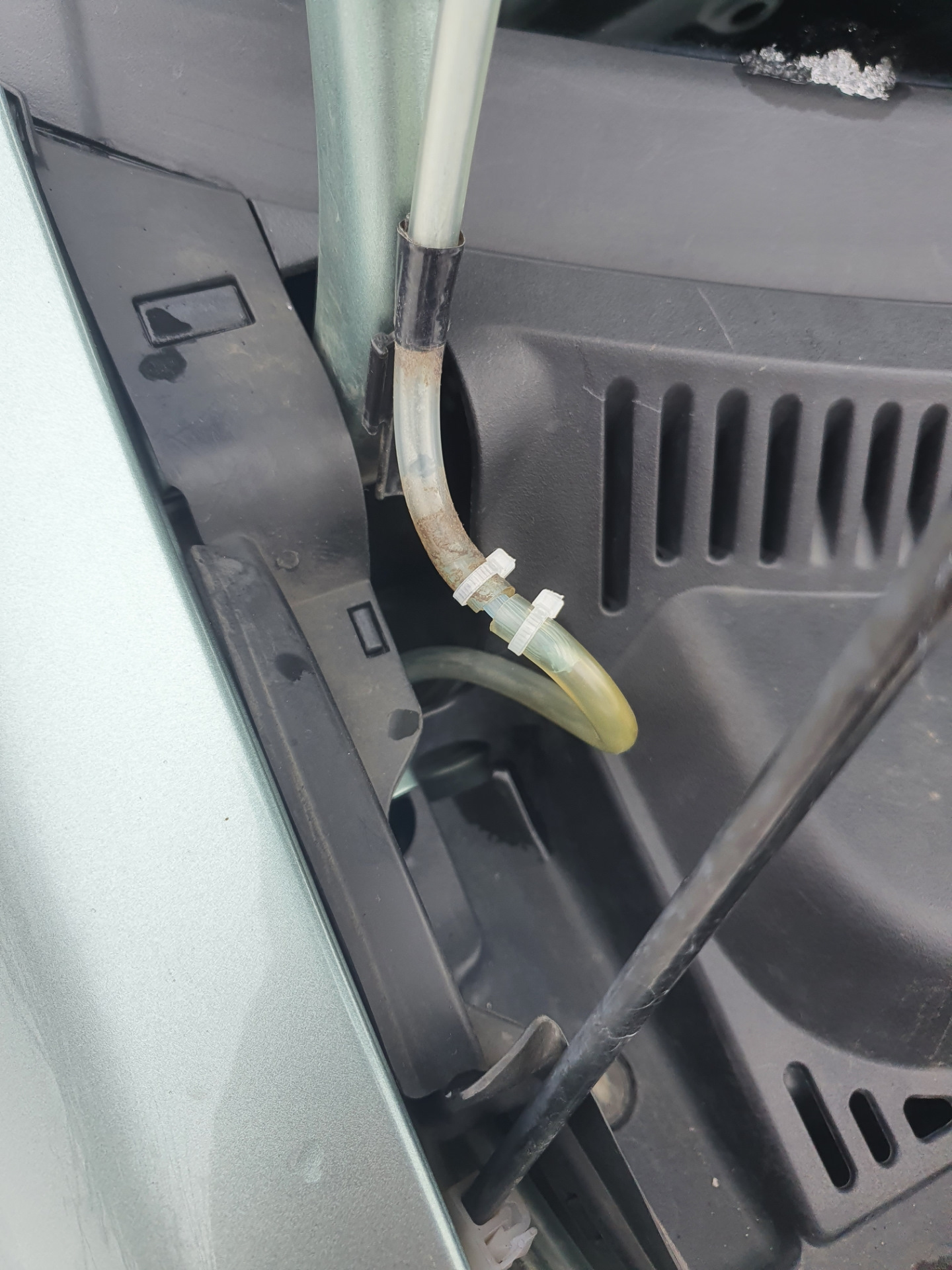 Новый шланг омывателя лобового стекла. — Suzuki SX4 (1G), 1,6 л, 2011 ...