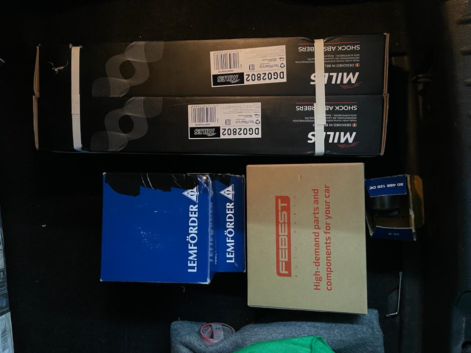 Ароматизаторы задние и сайлентблоки — BMW 1 series (F20), 1,6 л, 2012 ...