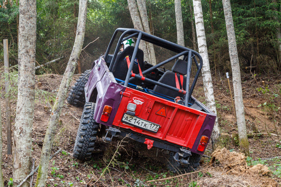 Деревьев очень много. В некоторых местах на Уазе достаточно тесно. Но мы обернули это в свою пользу, используем деревья для поворота. На крутых склонах опираемся на них каркасом, чтоб не перевернутся. — УАЗ 315195 Hunter