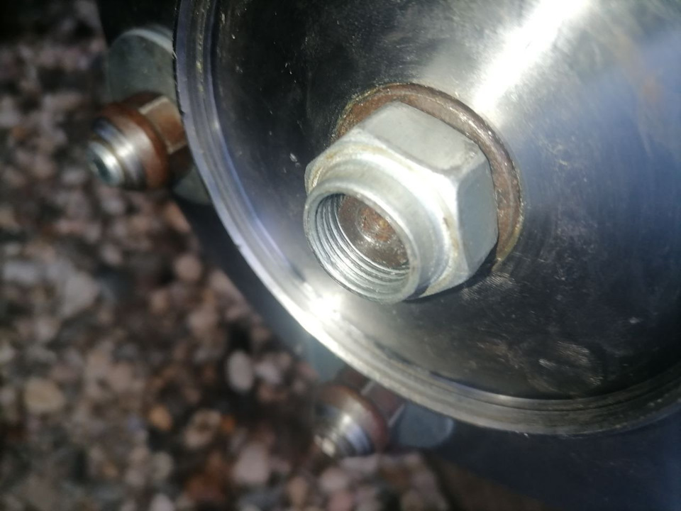 Гайка уже прилично затянута воротком — Chevrolet Niva (1G)