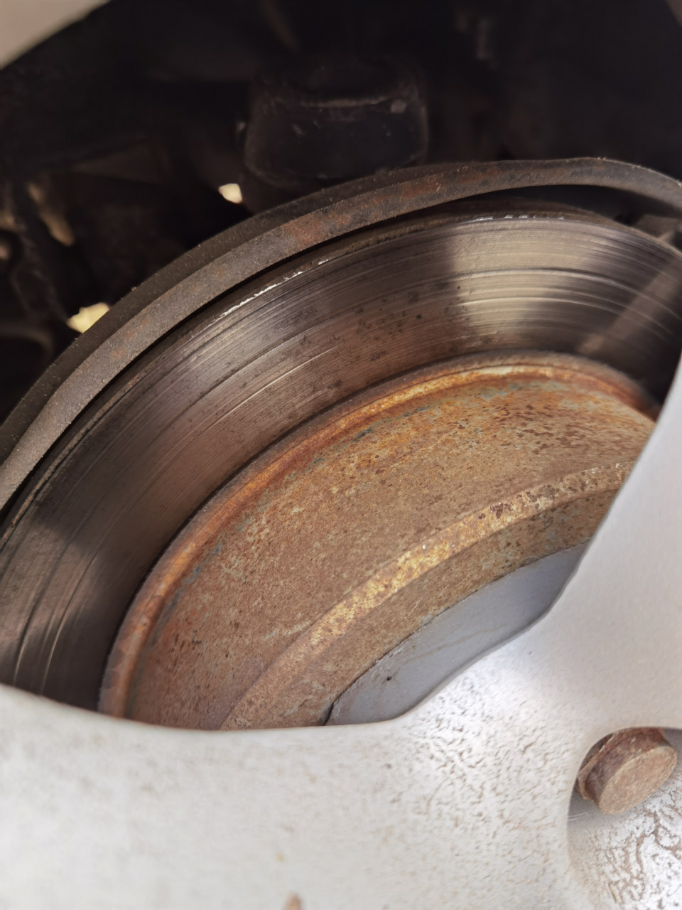 Борозды на заднем тормозном диске после колодок Masuma, правда диск тоже G-Brake) — Nissan Gloria (11G)