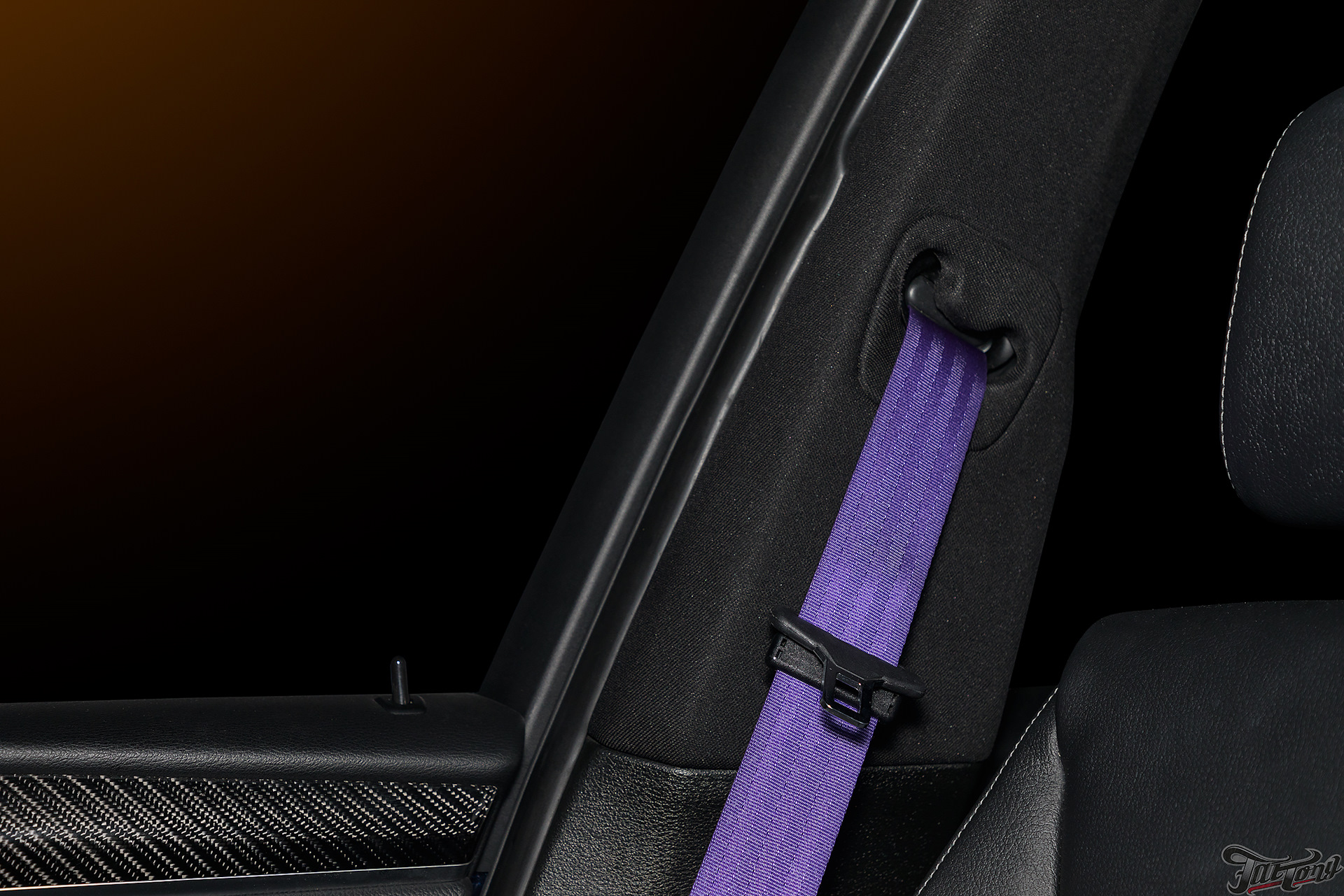 Ремень безопасности бмв. Фиолетовые ремни безопасности. Ремень безопасности для автомобиля фиолетовый. Подсветка ремней безопасности. Ремень безопасности БМВ x3.