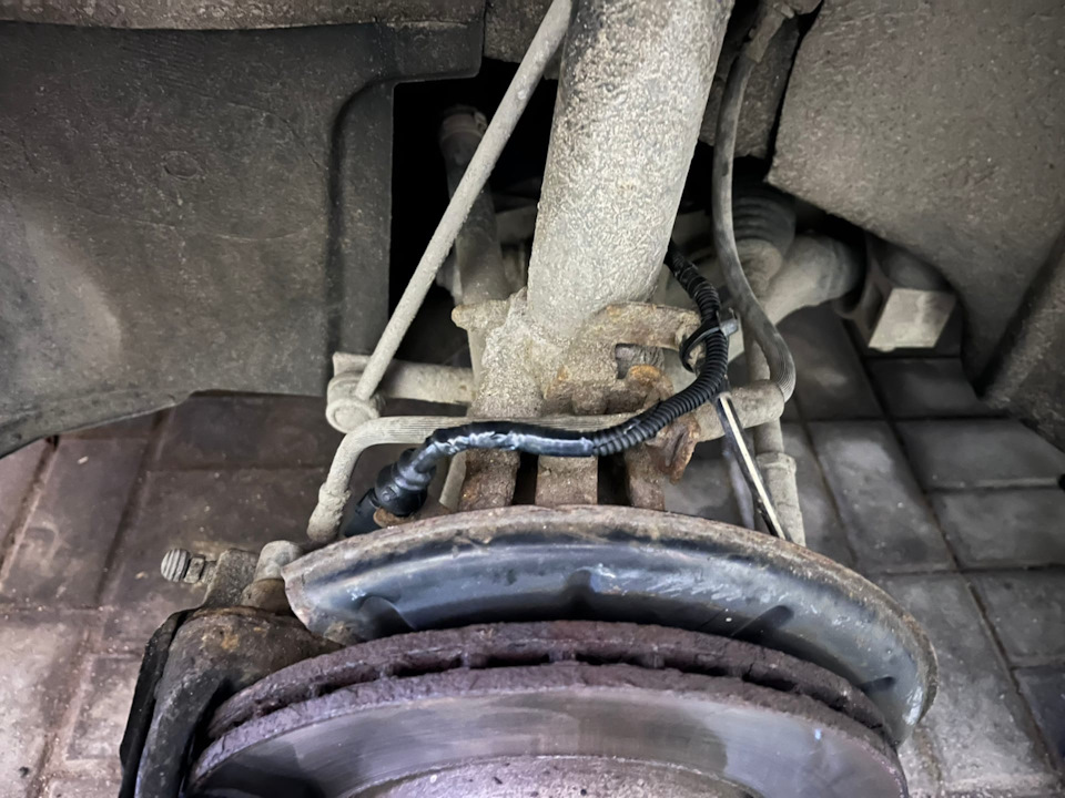 #35 Установка датчика износа колодок. И ревизия передних тормозов ...