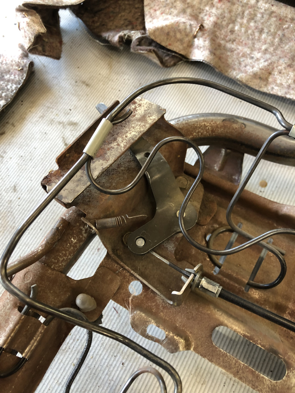 тот самый рычаг откидывания — Toyota Crown (S120)