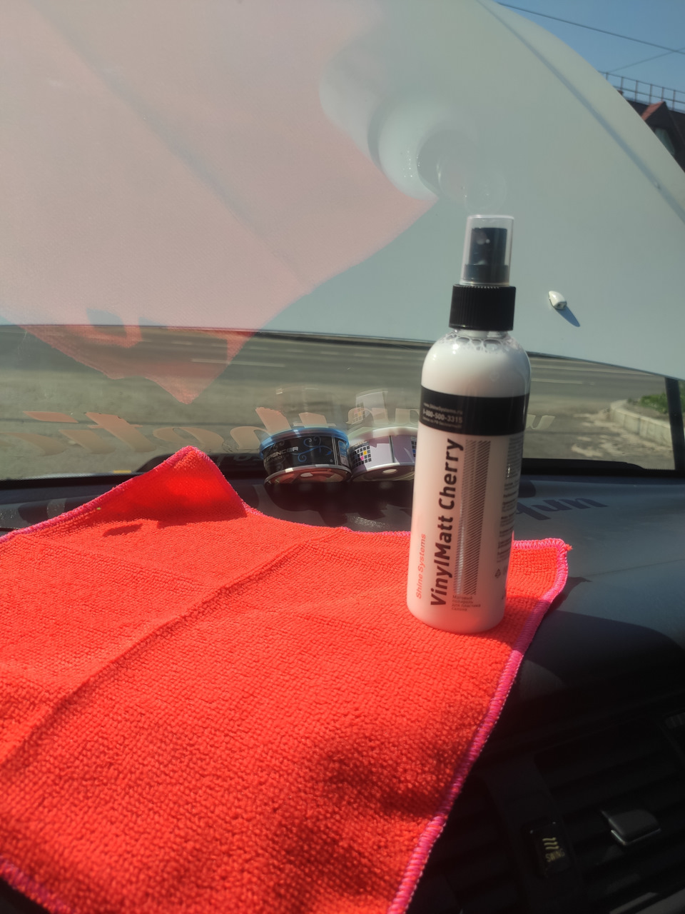 Потом все закрыл полиролью, запах приятный, не сильно насыщенный, легкий аромат вишни, всегда использовал глянец, но в этот раз решил попробовать матовую, мне понравился результат, надо было раньше покупать( Как мне показалось, но пыль не сильно притягивает, хоть и езжу с открытыми окнами — Toyota Chaser (100)