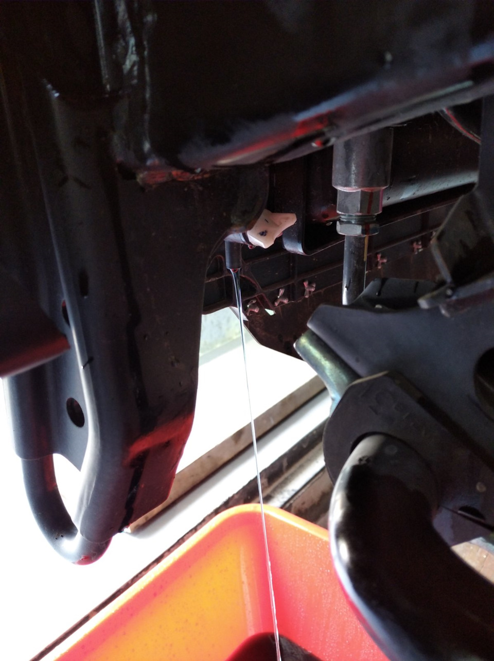 Кран для слива антифриза из радиатора — Mitsubishi Pajero Sport (3G)