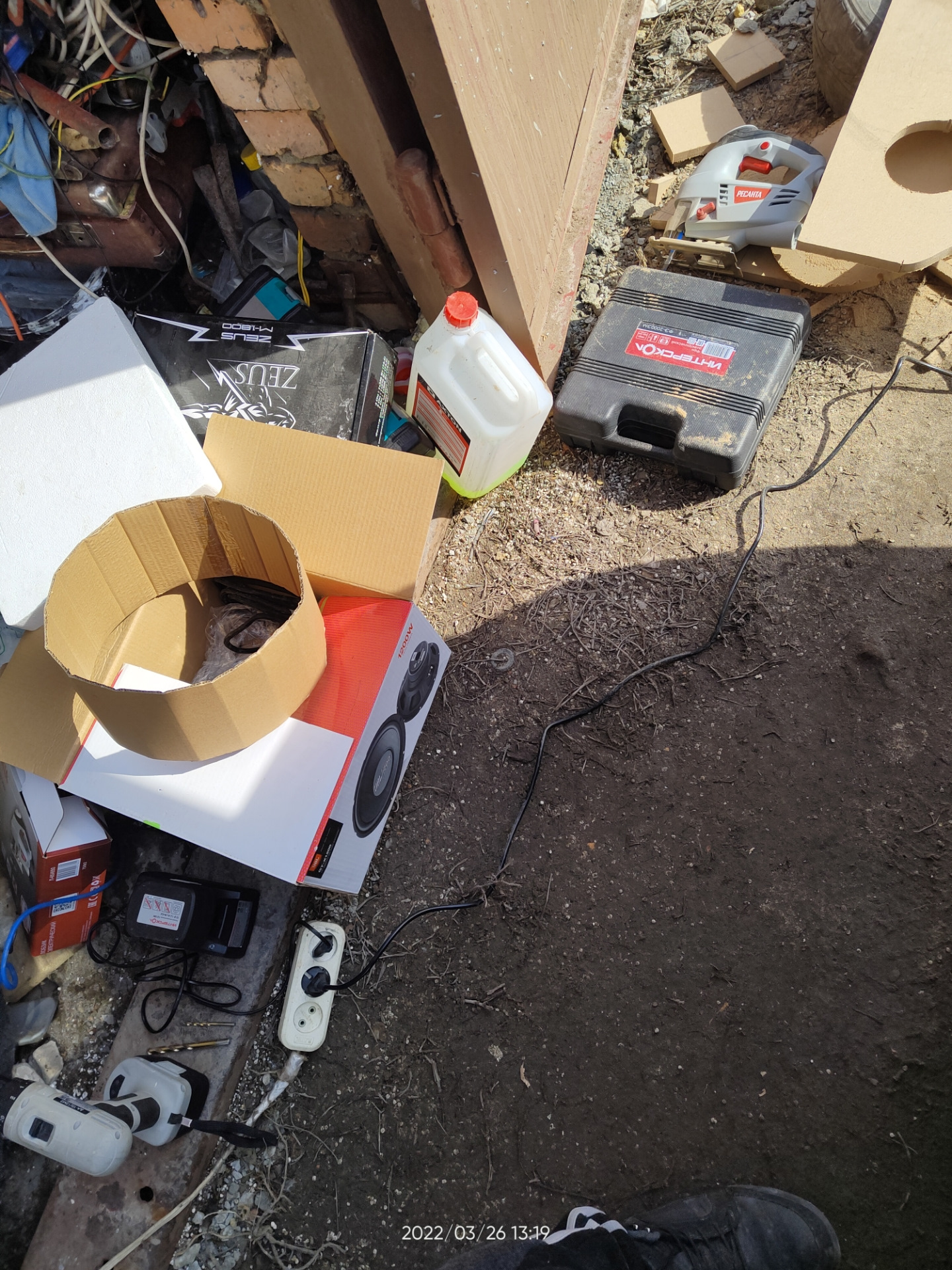 Сабвуфер в заднюю полку авто — Renault Logan (1G), 1,4 л, 2006 года ...