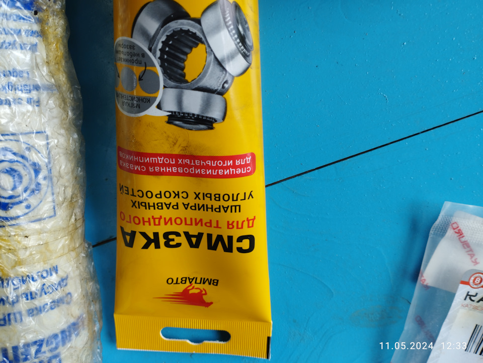 Замена пыльников правого привода, верхней шаровой, масла в редукторе ...