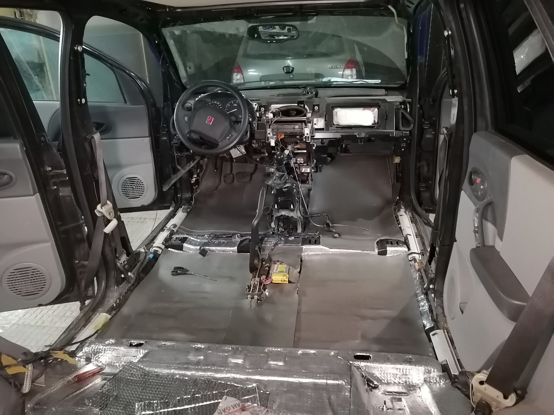 Как разобрать салон. Шумоизоляция Honda element. Хендай Соната 2003 разобранный салон. Паджеро спорт 1 шумка салона. Разобранный салон Соната ТАГАЗ.