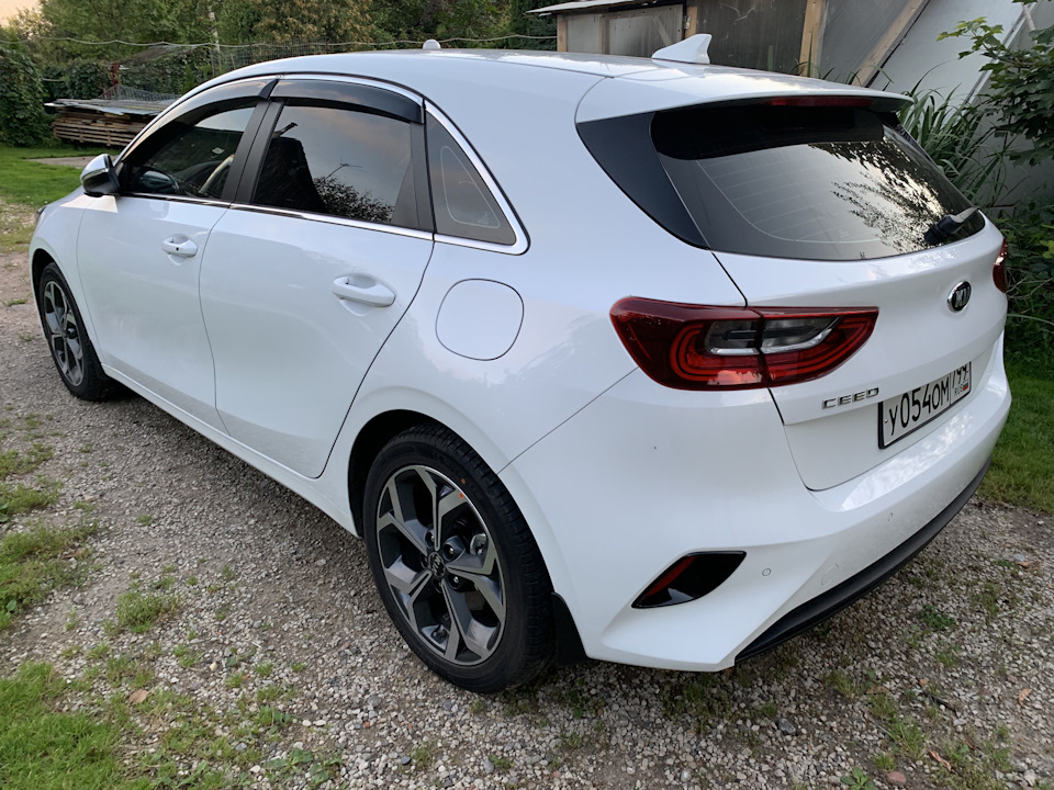 Deluxe white. Kia Ceed 2019 белый. Киа СИД св 2019 белая. Kia Ceed 2020 белый. Киа СИД 2019 тонировка.