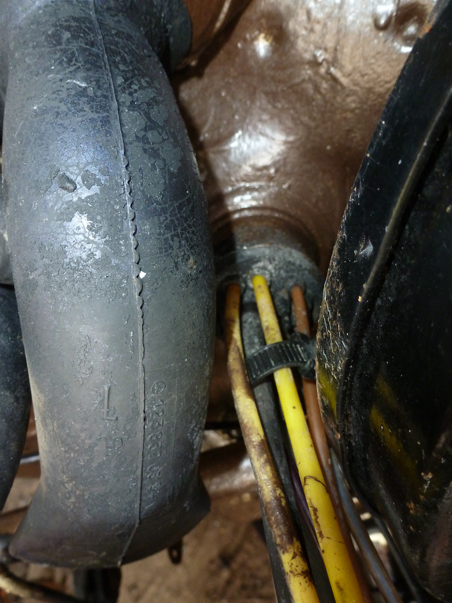 Демпфер корпуса воздушного фильтра — BMW 3 series (E90), 2 л, 2010 года ...