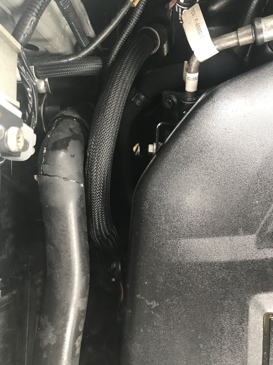 Лопнул верхний патрубок радиатора — Land Rover Freelander 2, 2 л, 2014 ...