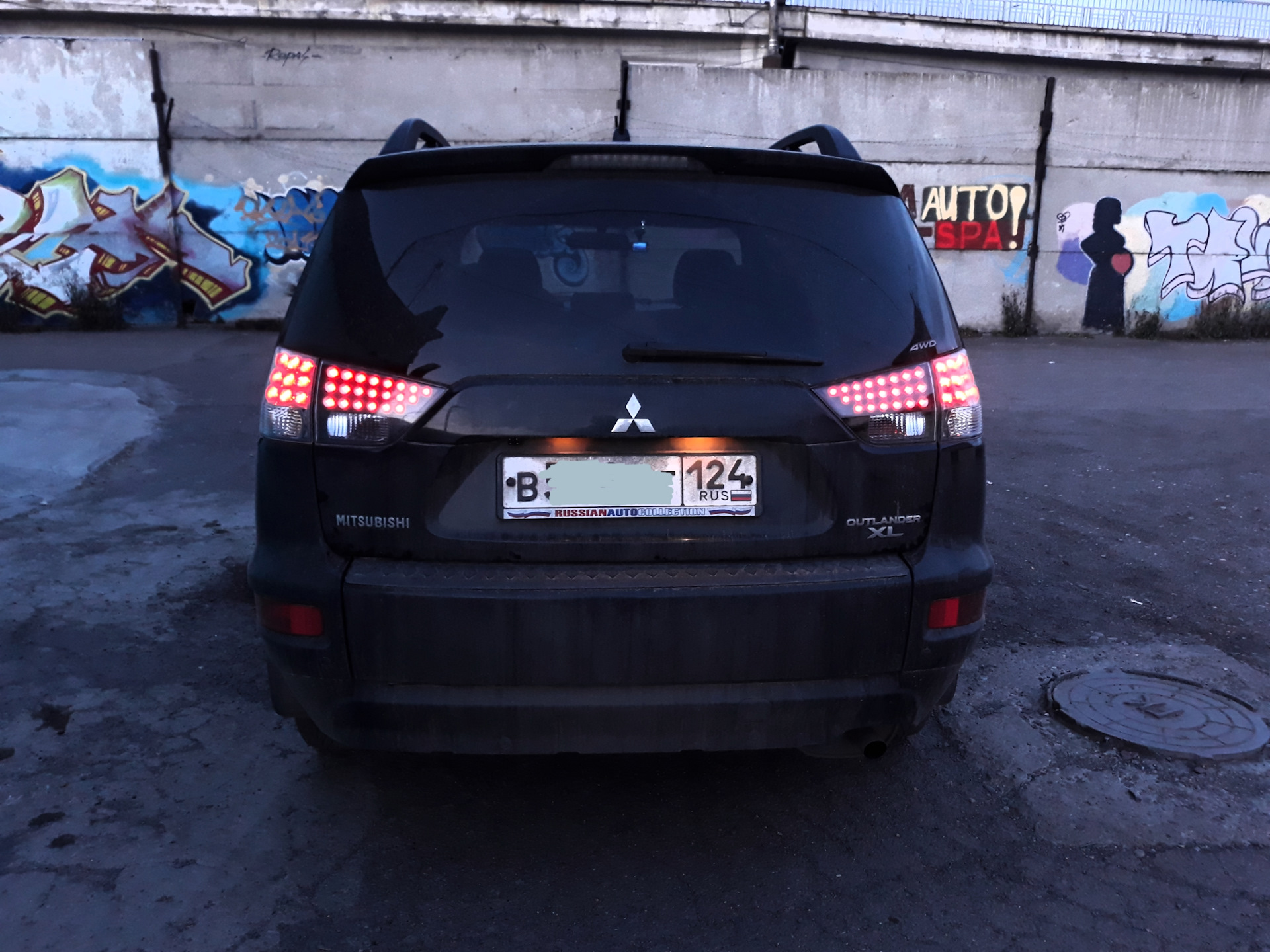 Митсубиси аутлендер хл задний. Mitsubishi Outlander 2007 2.4 задние фонари. Фонари Аутлендер XL drive2.