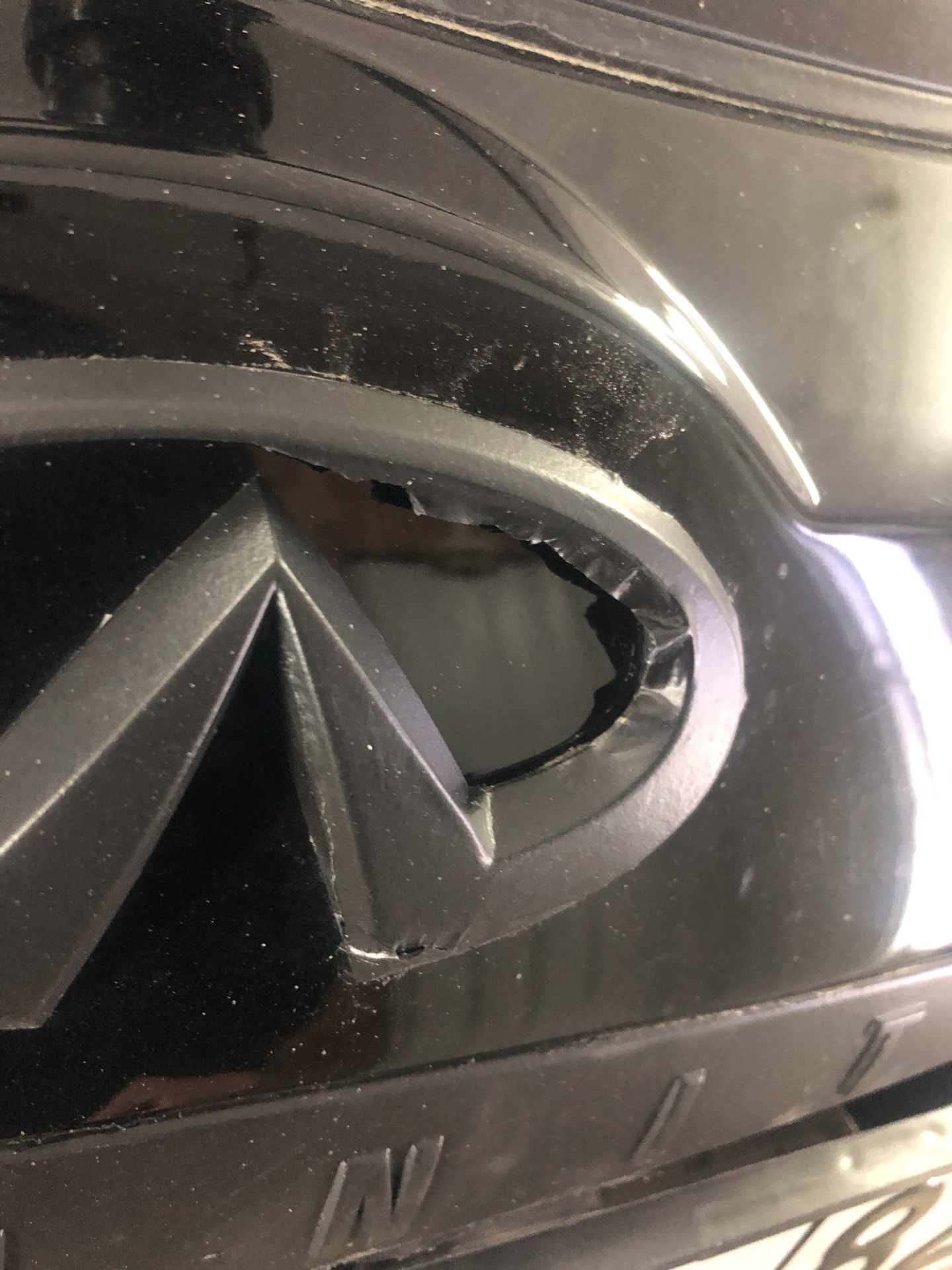 Покраска хромированных деталей. Покрасить хромированную деталь в черный. Infiniti fx антихром. Покраска в хром пластика. Mondeo 3 черный антихром.