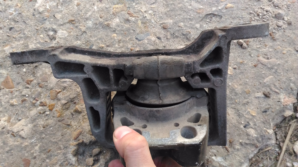 Замена верхней опоры двигателя. — Ford Focus III Wagon, 2 л, 2013 года ...