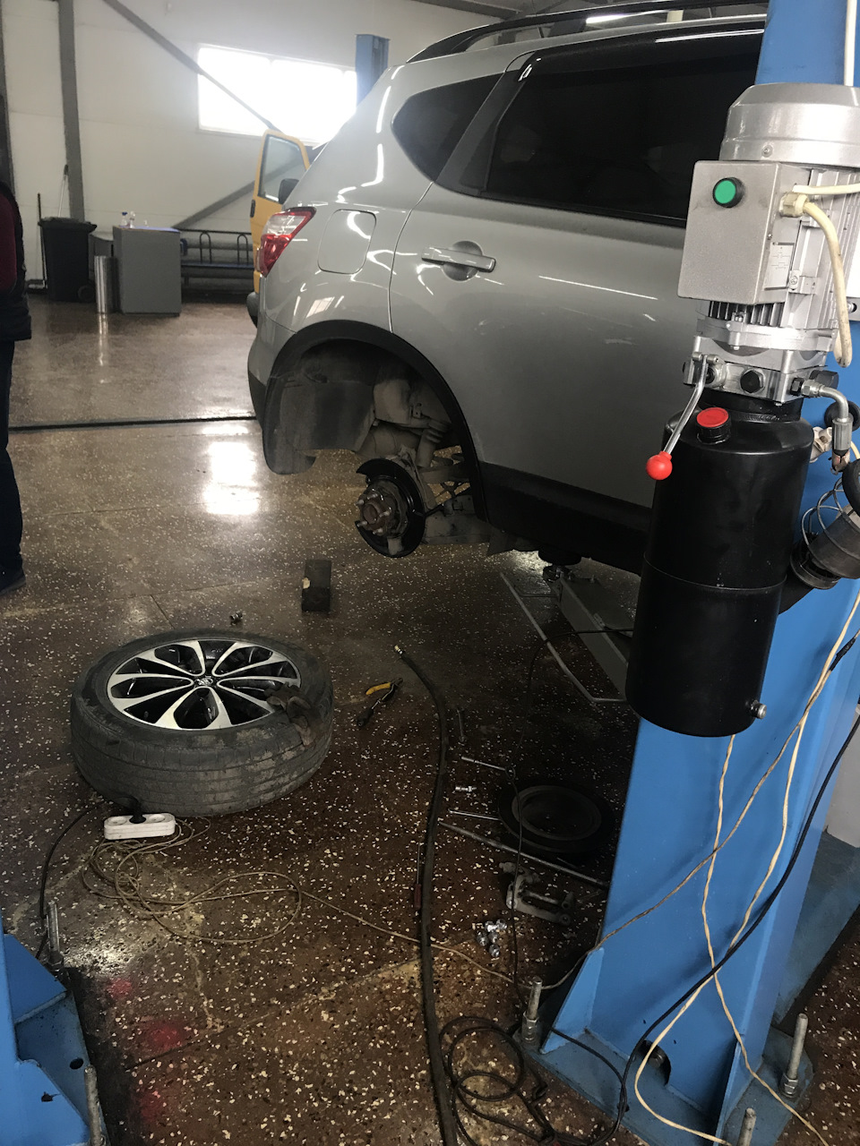 Замена правого тросика ручного тормоза, задних колодок и задних втулок ...