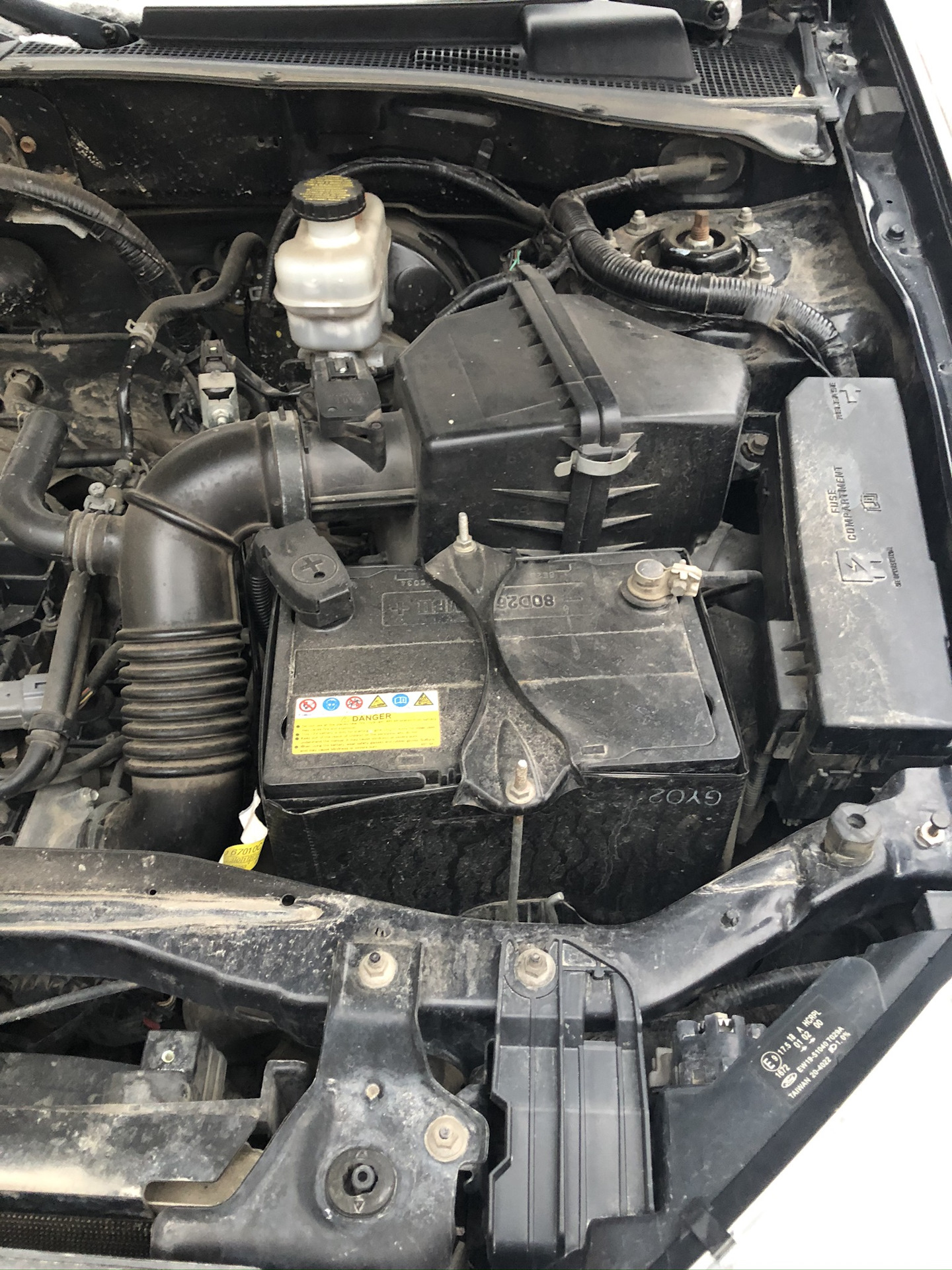 5. Ford escape 2005 2. форд эскейп 2л аккумулятор. Ford escape 2006 акб. Ford kuga 2013 аккумулятор.