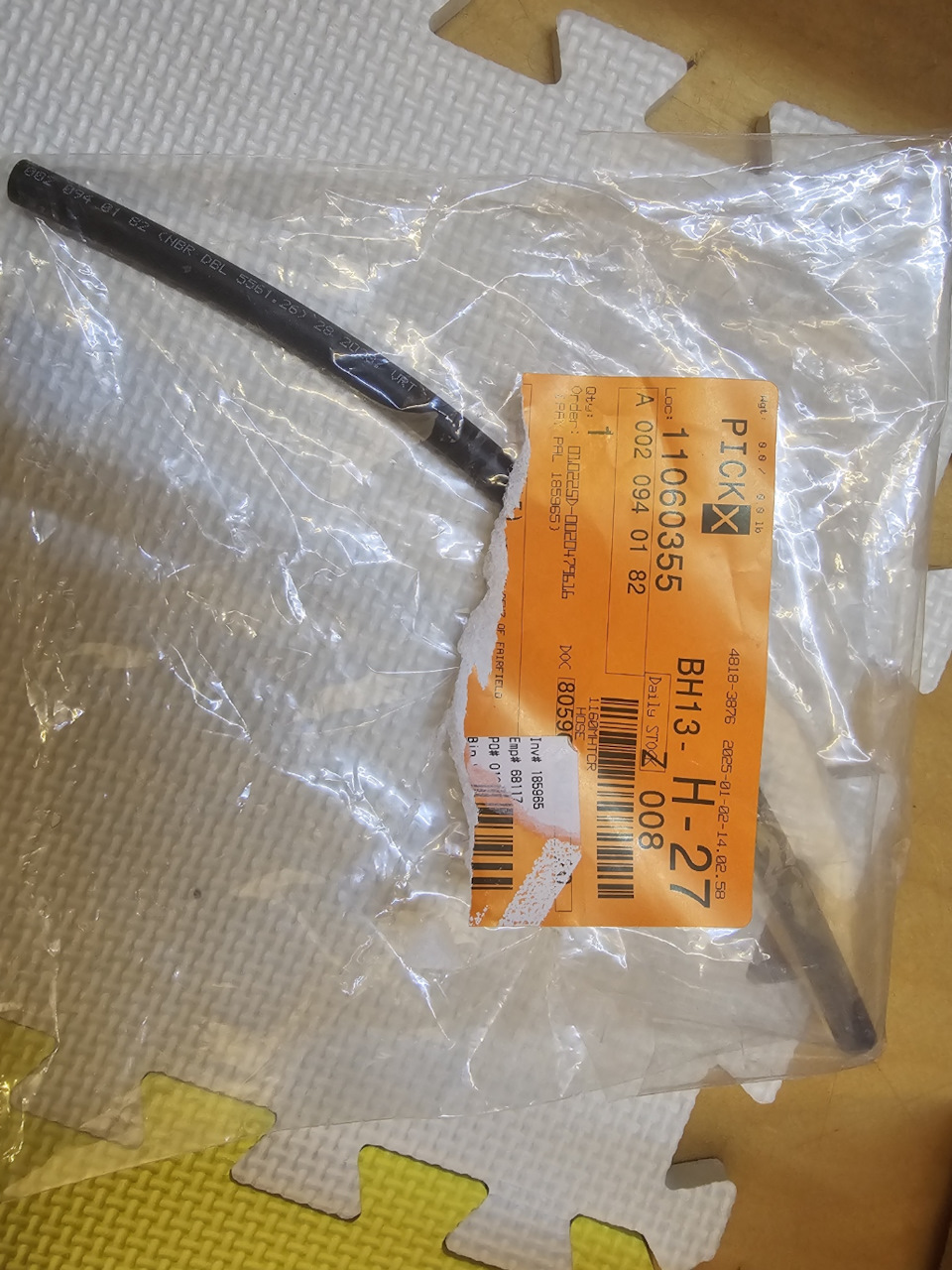 Патрубок вентиляции картерных газов (A0020940182) — Mercedes-Benz C-Class (W203). Запчасти на фото: A0020940182