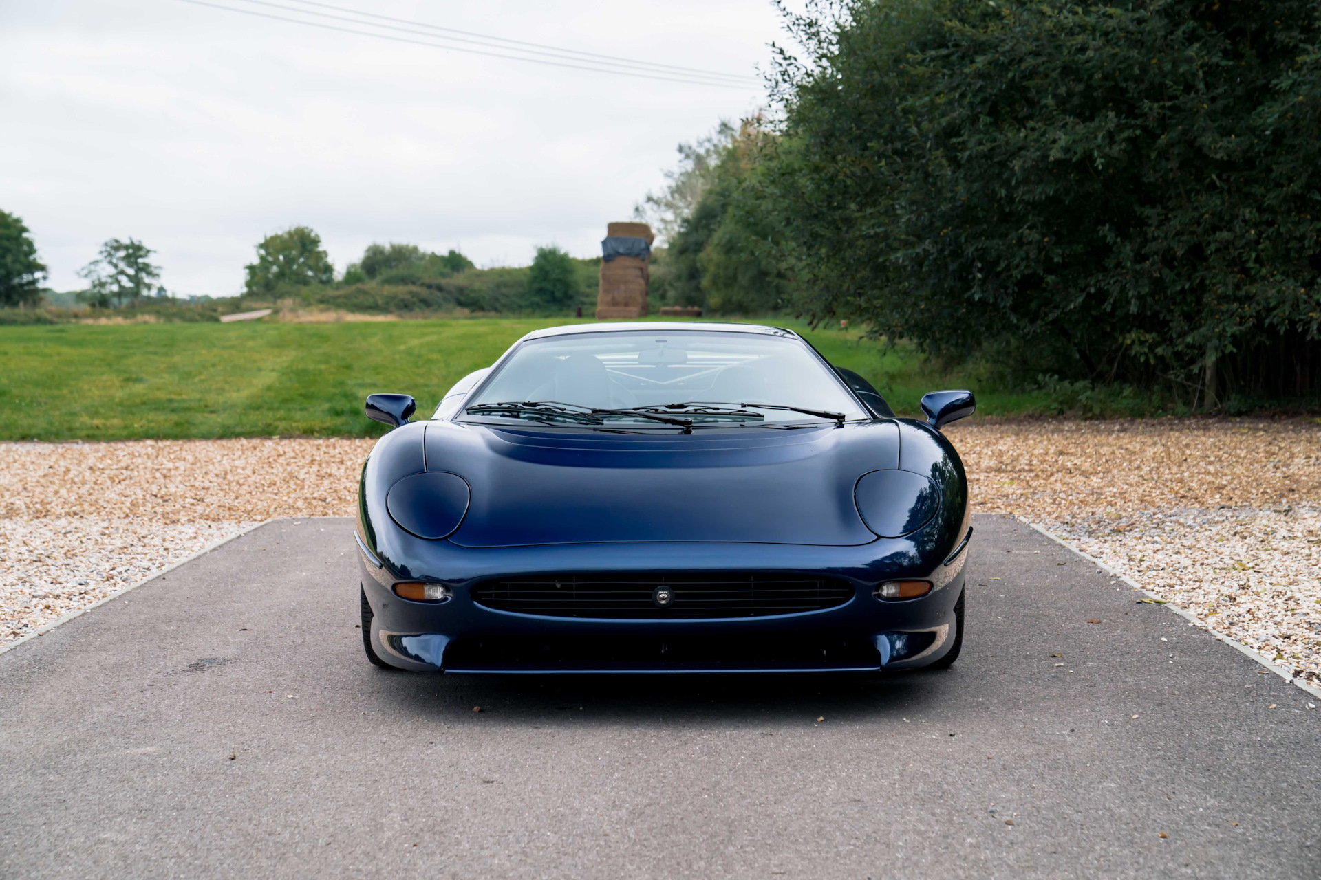 Ягуар xj220