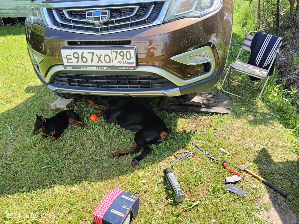 Передние колодки .замена — Geely Atlas (1G), 2,4 л, 2019 года ...