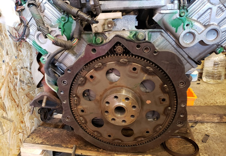 Венец остается родной, от автомата. Заодно был заменен задний сальник коленвала. Необходимо докупить подшипник в проставку, какой-то ВАЗовский, не помню размер его, правда. — Toyota Altezza