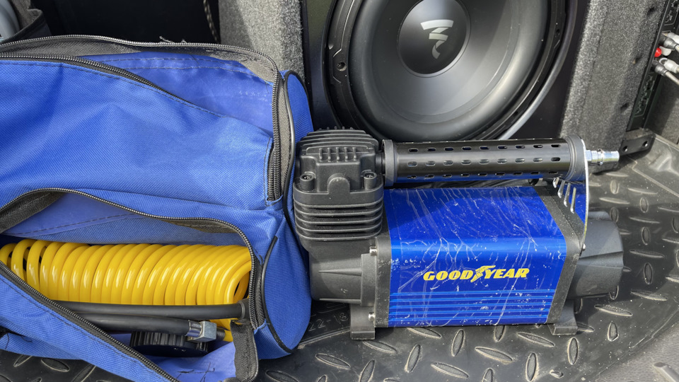 Компрессор Goodyear GY-50L LED — Ford Focus Hatchback III, 1,6 л, 2011 ...