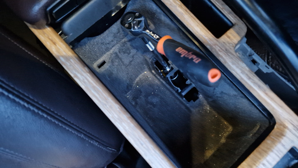 Фатально. Как снять с ручника? Ответ. — Volvo V50, 2,4 л, 2010 года ...