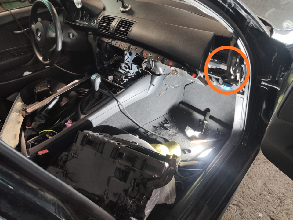 Скрип торпеды, ремонт ручки багажника — BMW 1 series (E81/E87), 1,6 л ...