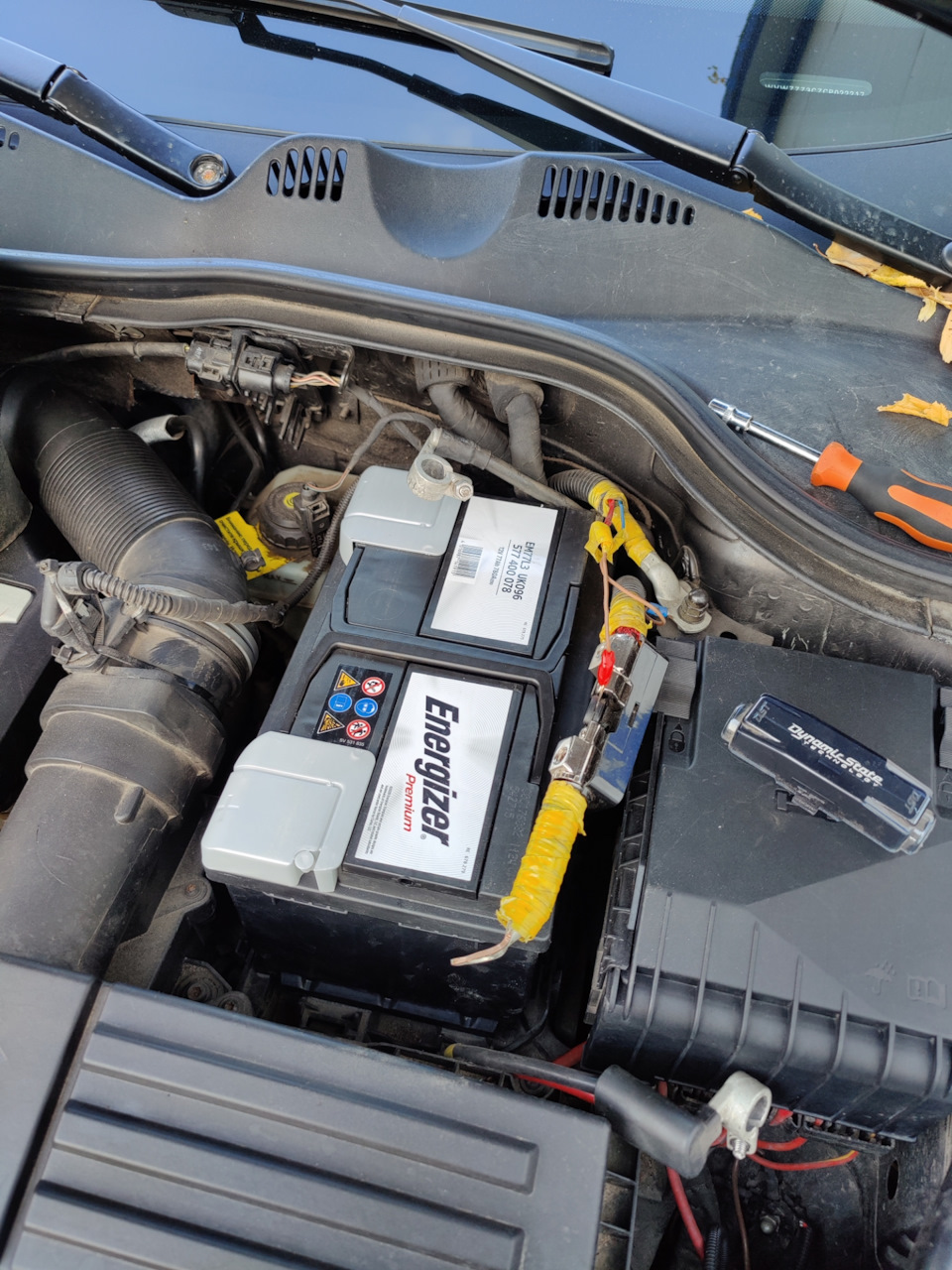 36. Установка нового акб ака БИГ бой — Volkswagen Passat B7, 1,8 л ...