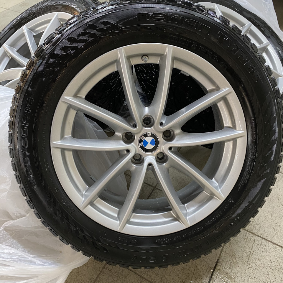 Шины зимние шипованные Nokian 225/60 R18, литые диски BMW 7Jx18 ET22 5x112  на BMW X3 (G01), BMW X4 (G02). Б/у | 90 000 ₽ в городе Пермь | DRIVE2