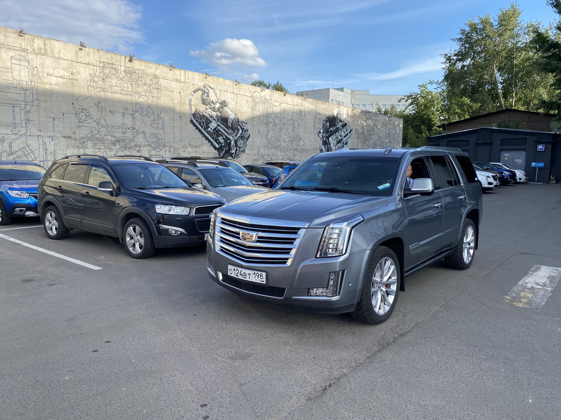 Cadillac Escalade vs Toyota Land Cruiser 200