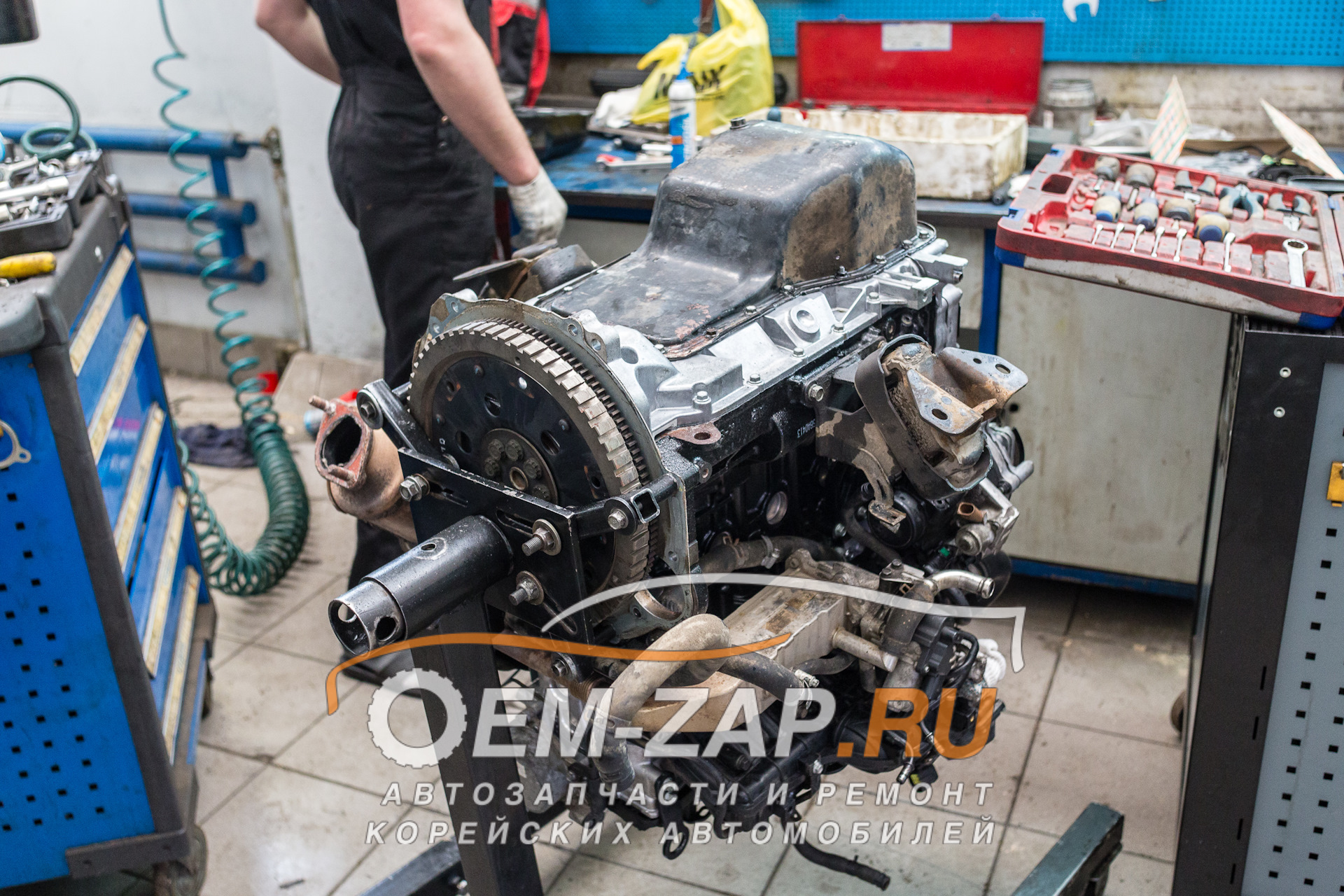 Кантователь двигателя камминз к50. 2. Установка нового двигателя. Установка нового двигателя. Станок для ремонта двигателя.