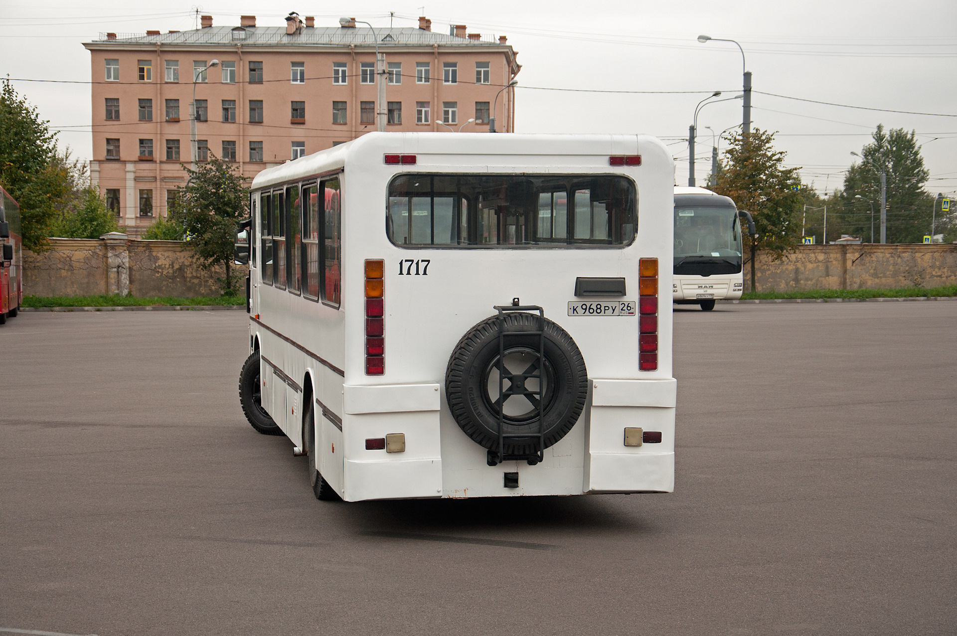 Автобус сзади фото