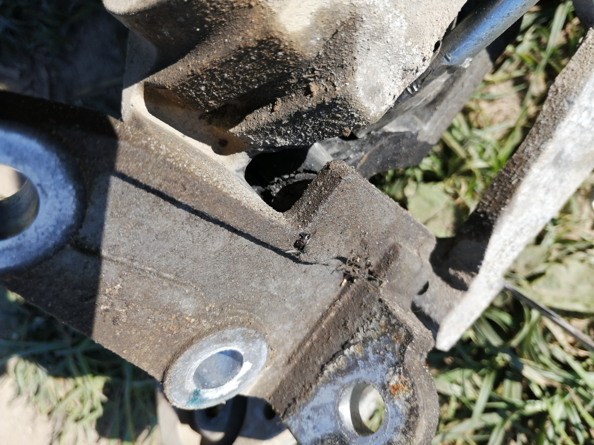 Замена левой подушки двигателя — Nissan Serena Mk III (C25), 2 л, 2008 ...