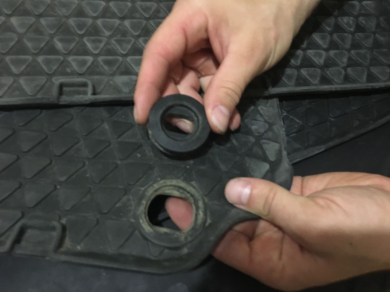 Как закрепить коврик. Крепления для эва ковриков. Коврики рено логан 1. Коврик липучка. Как закрепить коврик.