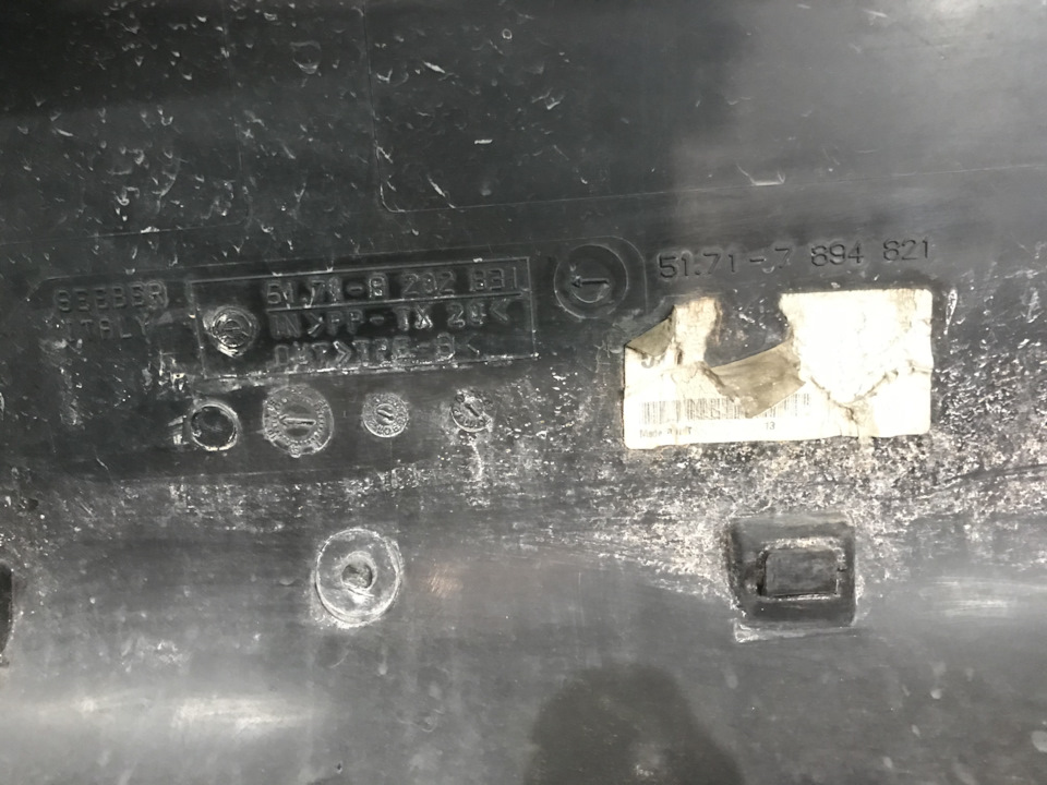 Воздуховод BMW 51718202831 — BMW 3 series (E46). Запчасти на фото: 51718202831