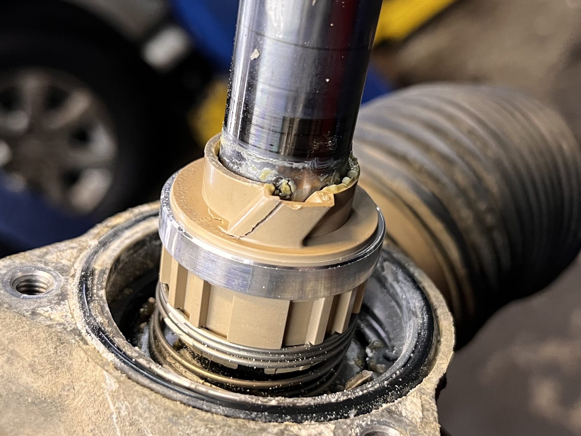 Mazda gs1d-32-112a. замена датчика рулевой рейки. датчик угла рулевой рейки мазда 6. втулка датчика рулевой рейки мазда 6 2010. втулка торсиона мазда 6 gh.