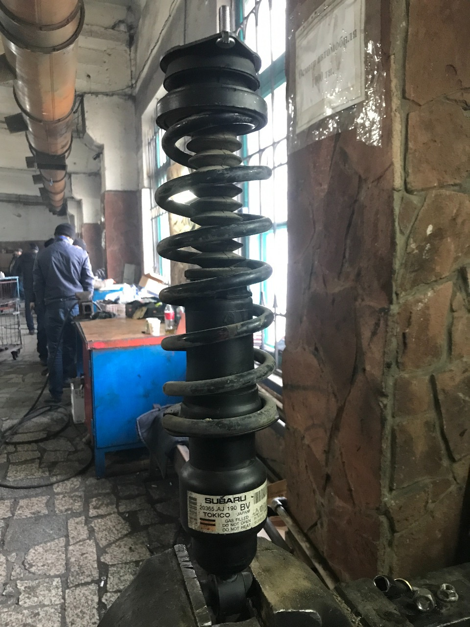 родную пружину оставили — Subaru Legacy Outback (BE/BH). Запчасти на фото: 20365AJ190