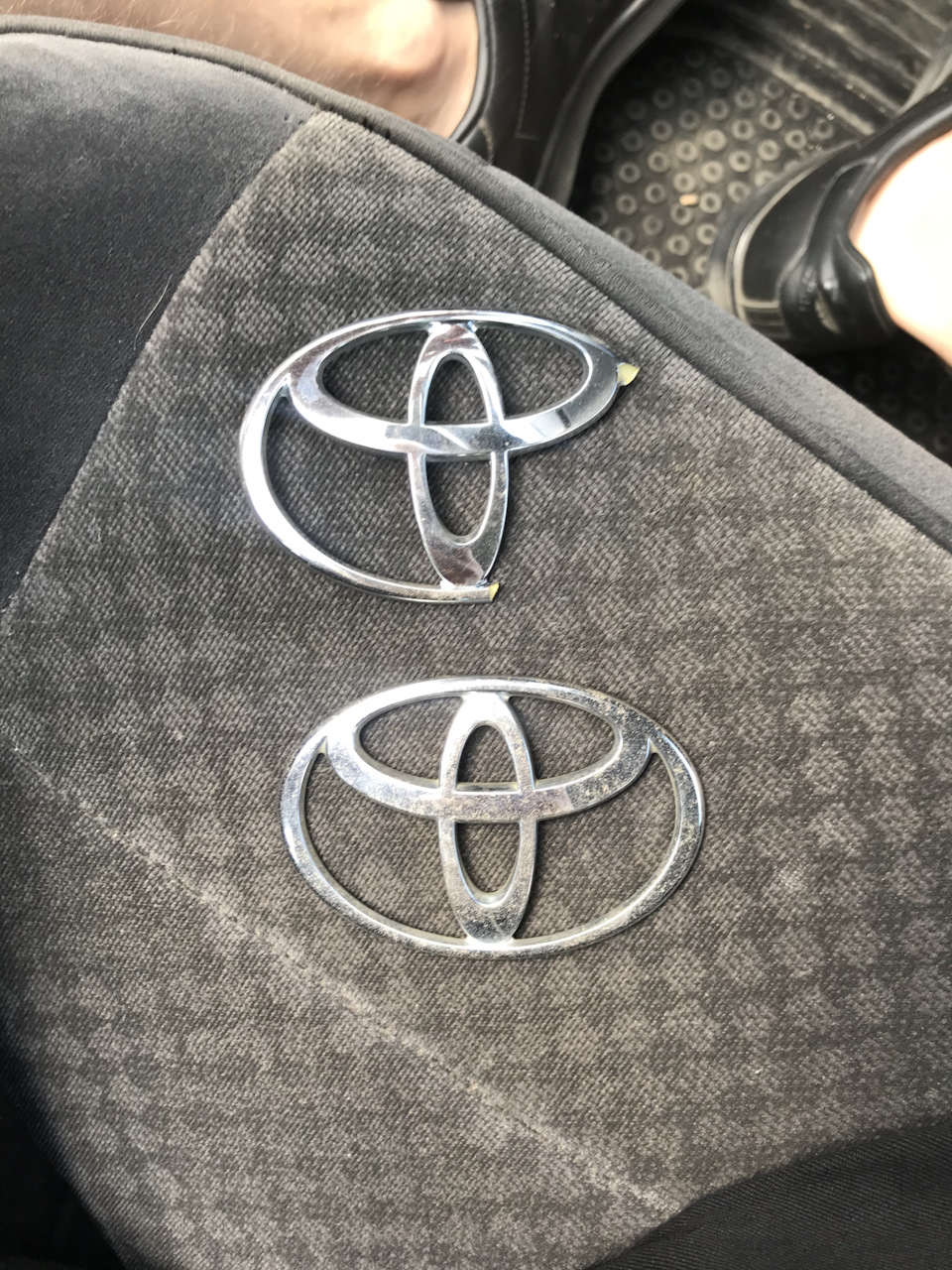 Эмблема Toyota — Toyota Avensis I, 2 л, 2002 года | аксессуары | DRIVE2