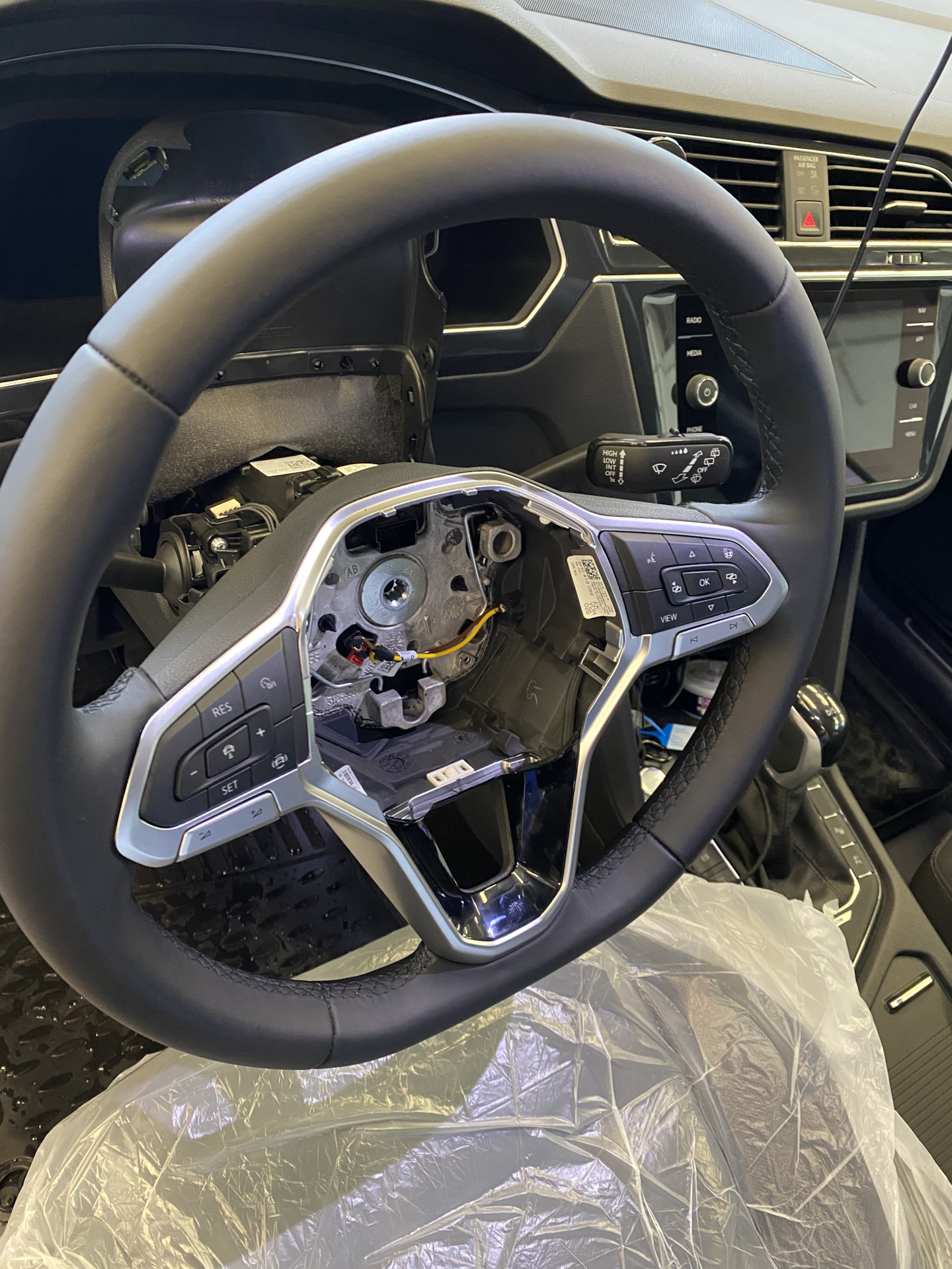 Скрип в руле, панель на руле, подлокотник, резинка двери — Volkswagen ...