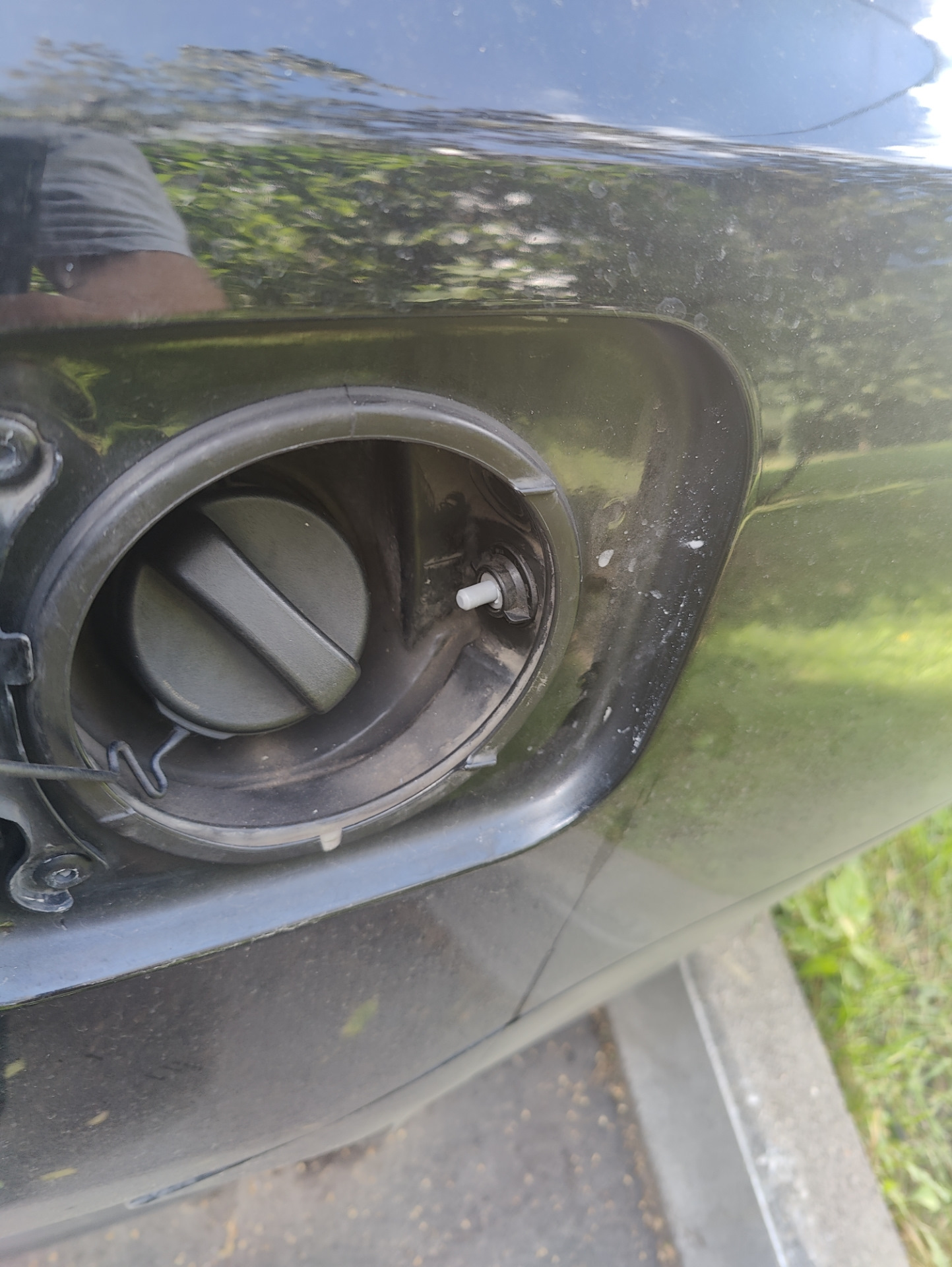 Трос лючка бензобака — Toyota Camry (XV40), 2,4 л, 2008 года | своими ...