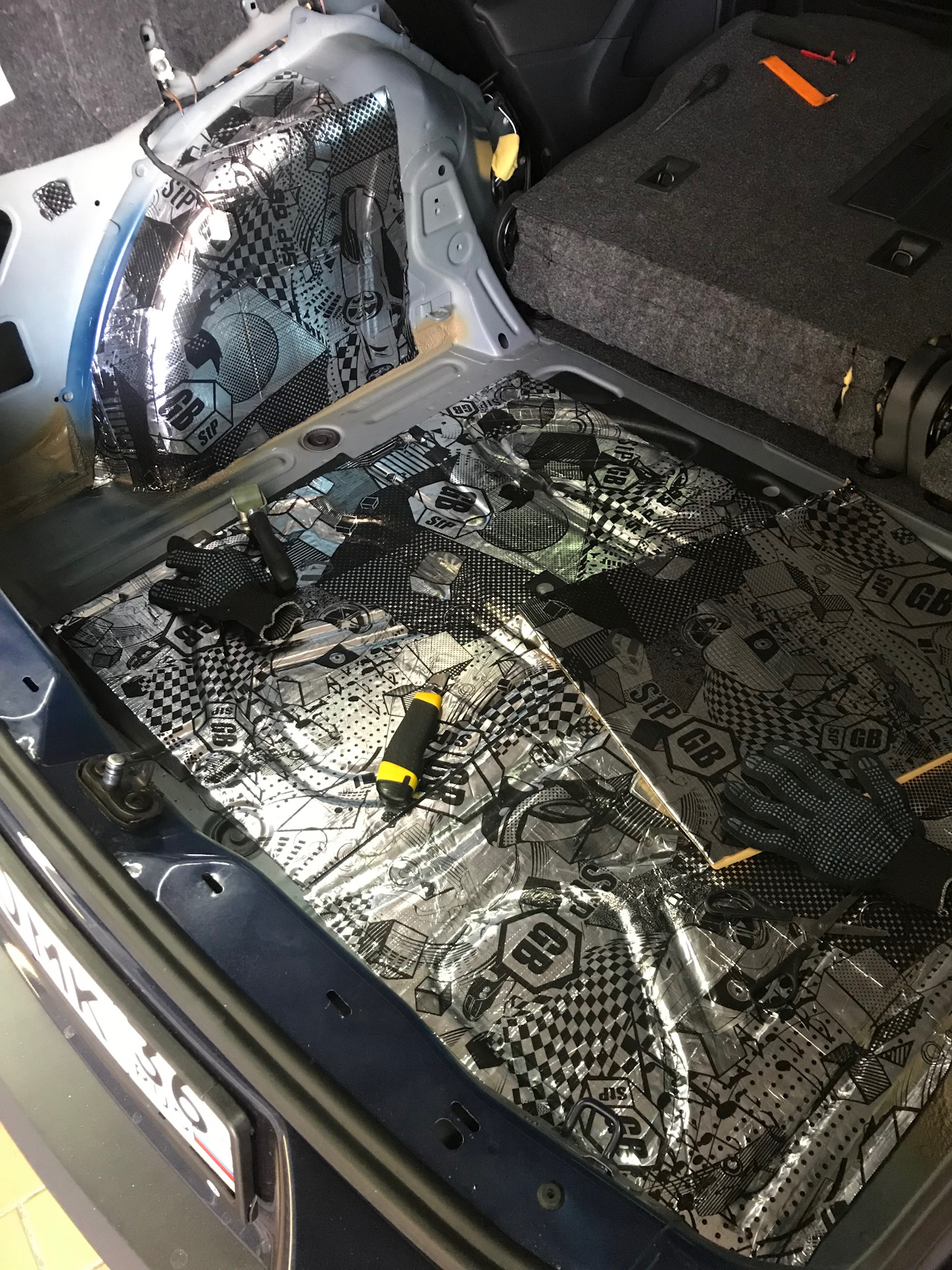 Шумоизоляция тигуан. Шумоизоляция тигуан 1. Шумоизоляция tiguan 2. Шумоизоляция багажника тигуан 2. Шумоизоляция тигуан.